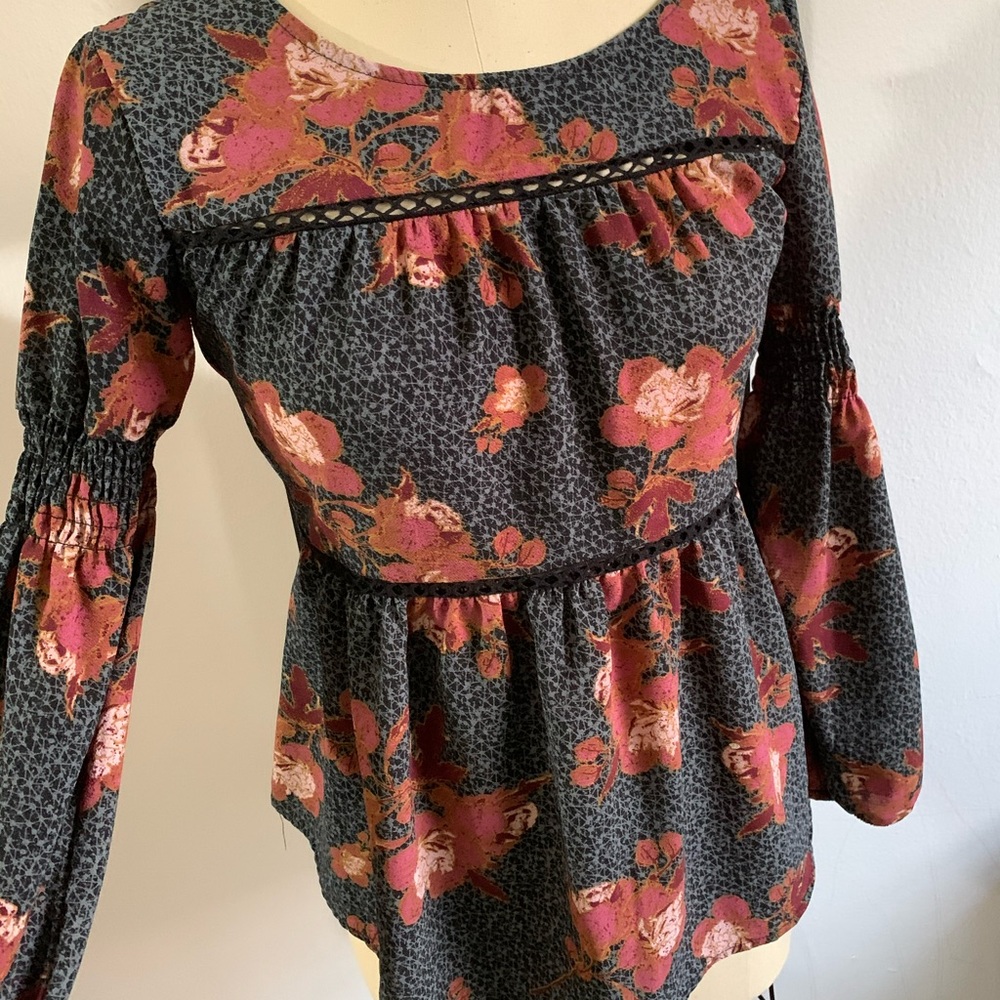 Beautiful flower blouse w/netting ✨new w/otags✨